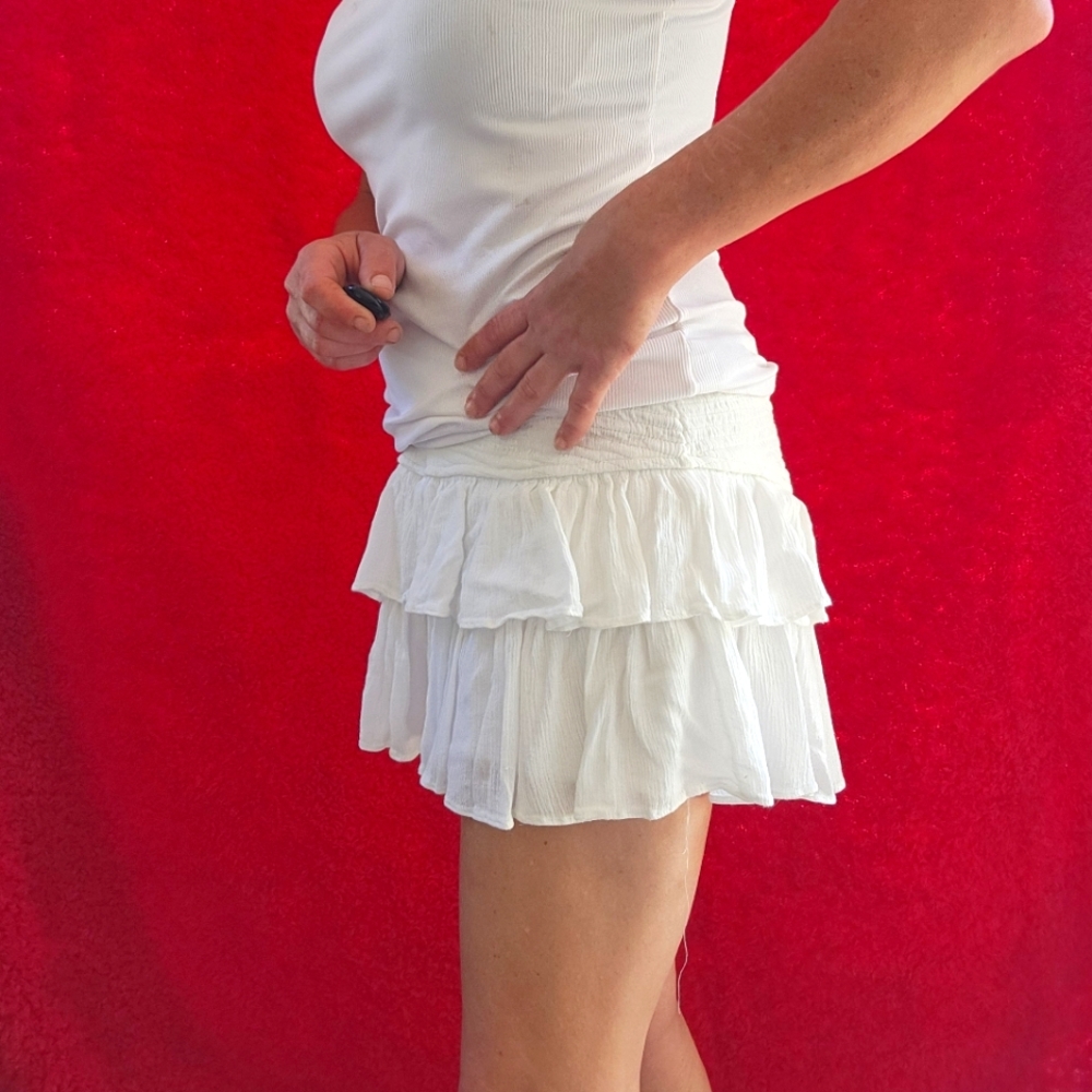 Super cute short skirt/ skort. Flirty😉😘!